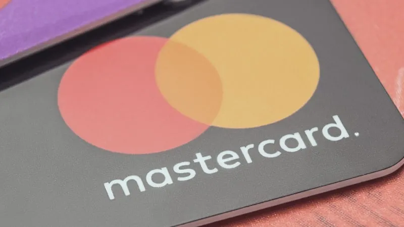 Card payments settling over a global network using a bank-issued stablecoin