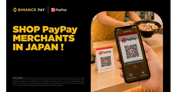 Besucher bezahlt in einem japanischen Geschäft, indem er mit einer Krypto-Zahlungs-App einen QR-Code scannt